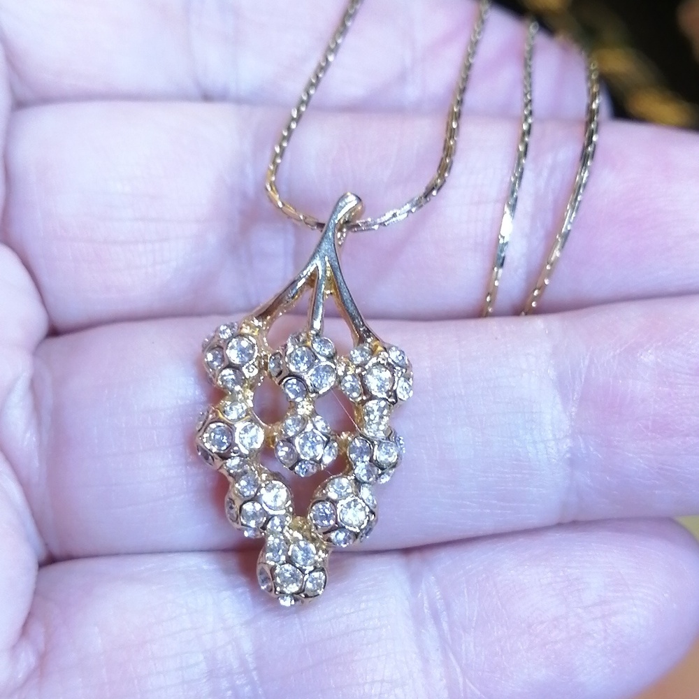 Elegant Sparkling Crystals Gold Tone Pendant On Chain Necklace 15.5" Long